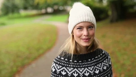 Babe in knitwear Video stock 80958934