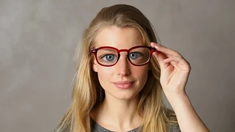 Babe sees all Video stock 83431590