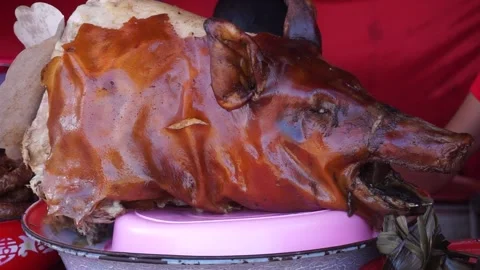 Babi Guling cooked pork on the showcase. Vidéo 204048826