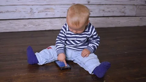Baby and mobile 스톡 동영상 80273018