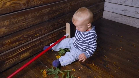 Baby and mop On the floor Видео 80249115