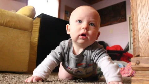 Baby attempts to crawl Vídeos de archivo 105542851