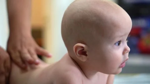 A baby with a bald head is looking at the camera. 動画素材 319416852