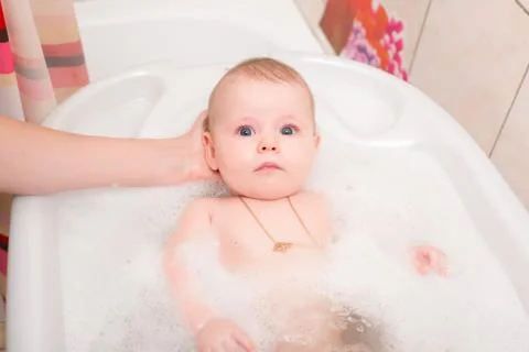 Baby bathing in the bath Stock-Fotos