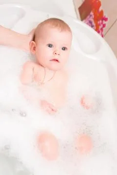 Baby bathing in the bath Foto stock