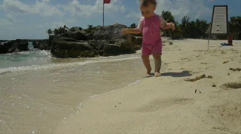 Baby on Beach Vídeo Stock 22995366