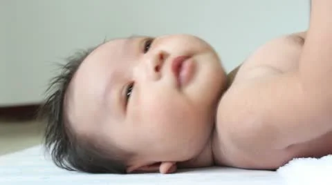 Baby on the bed 库存影片 20469610