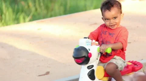 Baby on Bicycle 库存影片 20592131