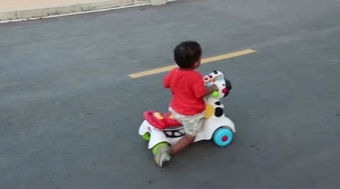 Baby on Bicycle 库存影片 20592132