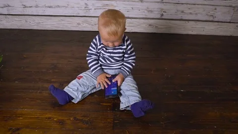 Baby boy and mobile Видео 80273342
