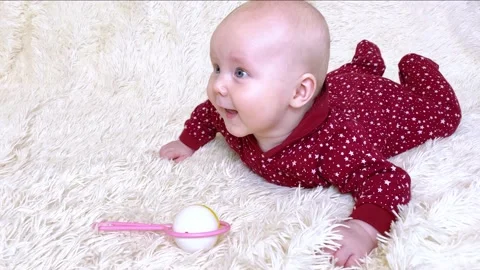 Baby boy learning to crawl Video stock 167051304