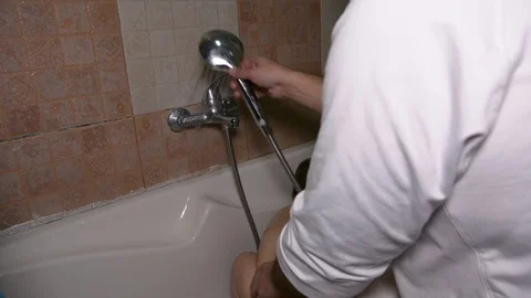 Baby boy taking a bath with his daddy. father bathes the baby in the bathroom 스톡 동영상 104635237