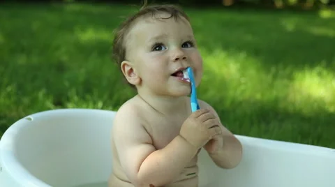 Baby brush teeth in the bath 스톡 동영상 64937857