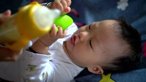 Baby chew the teether. Видео 171849147