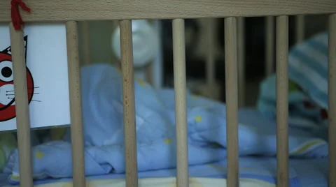 Baby in cot Vídeo Stock 41750966