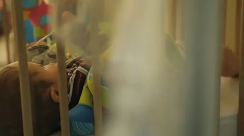 Baby in cot Vídeo Stock 41751245