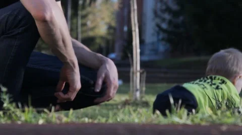 Baby crawls Stockbeeldmateriaal 59864286