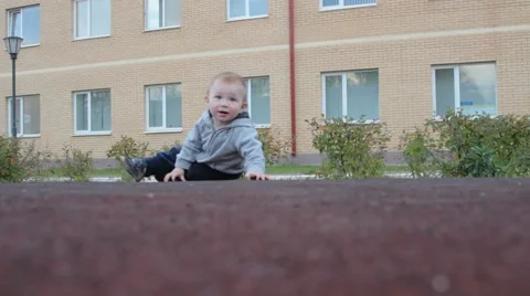 Baby crawls Stock Footage 59864306