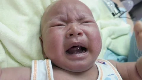 Baby crying on bed 스톡 동영상 156010365