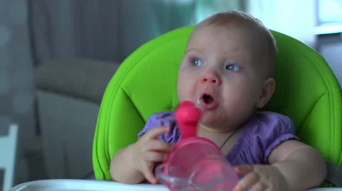 Baby drinking from bottle Stock-Footage 61348839