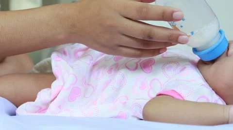 Baby Drinking Milk Stockbeeldmateriaal 20433175