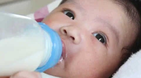 Baby drinking milk 動画素材 20469630