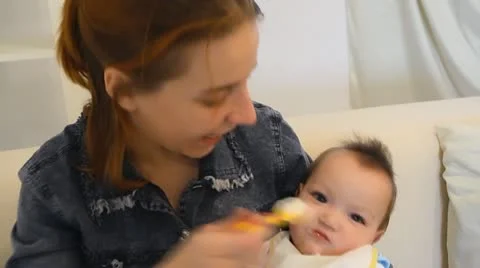 Baby Eating Видео 10790538