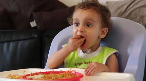Baby eats independently Vidéo 40322747