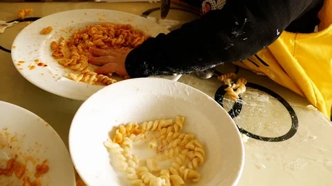 A baby eats pasta on the table, the baby develops the hand muscles, 動画素材 87290528