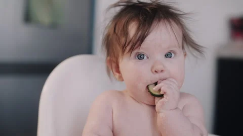 Baby Exploring Solid Food During Early Feeding Development Stage 库存影片 336177525