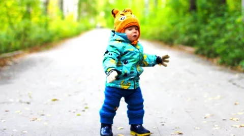 Baby first steps Video stock 58311021