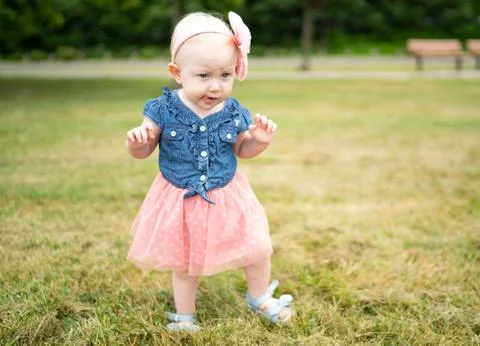 Baby first steps Foto stock
