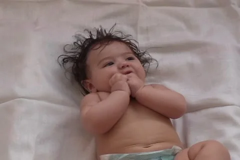 Baby gur gur  動画素材 1077101