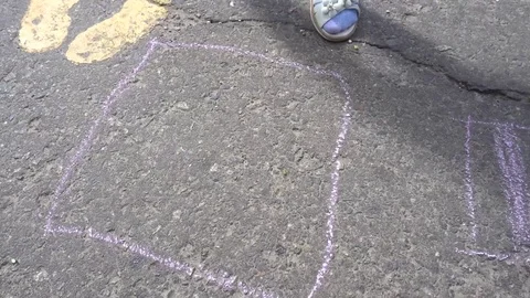 Baby hand drawing with colored chalks on the pavement 動画素材 76214945