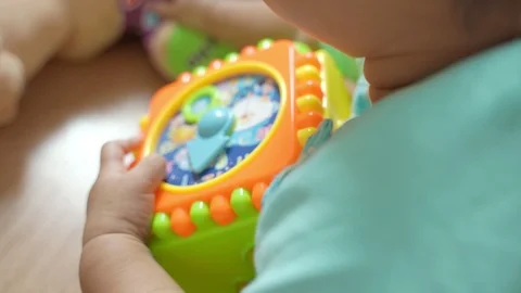 Baby hands playing plastic cube 스톡 동영상 114725554