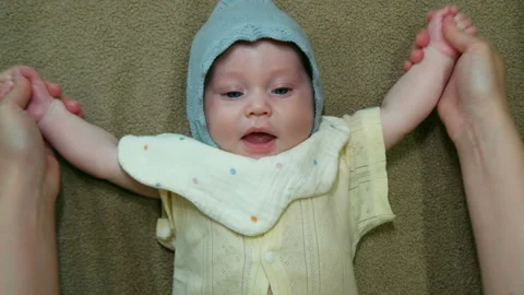 Baby is having arm exercises. Close-up of the face. Vidéo 335243118
