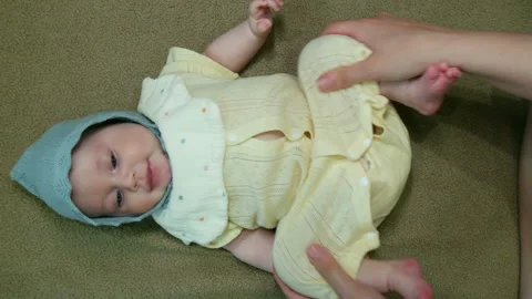 Baby is having leg exercises. Vídeos de archivo 335241915