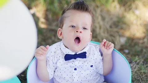 Baby inside the box smiling Stock Footage 68652076