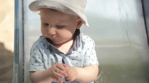 Baby with leaf Vídeos de archivo 51211879