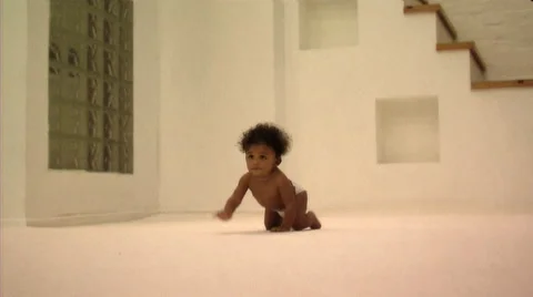 Baby learning to crawl Video stock 43696157