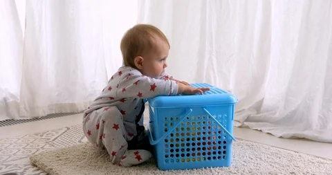 Baby learning to stand up 動画素材 108454013