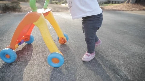 Baby Learning to Walk in Slow Motion 動画素材 122833306