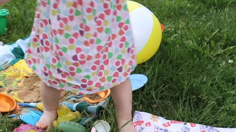 Baby learns to walk Vídeo Stock 42177956