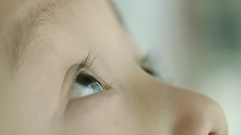 Baby Looking Upwards with Window Reflection in Eye, Macro Close-up 库存影片 334639152
