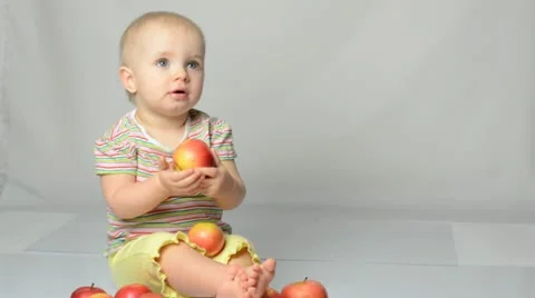 Baby playing with apples Vídeos de archivo 22009894