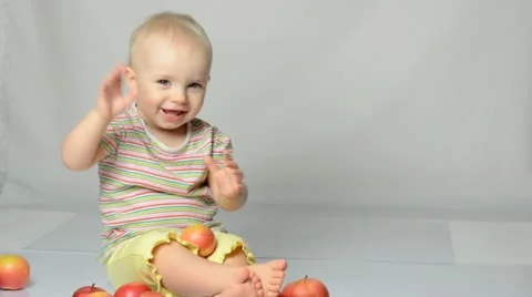 Baby playing with apples Vídeos de archivo 22009899