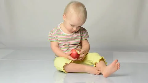 Baby playing with apples Video stock 22009902