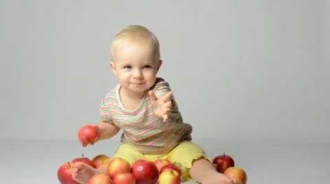 Baby playing with apples Video stock 22009906