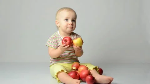Baby playing with apples Stockbeeldmateriaal 22009908