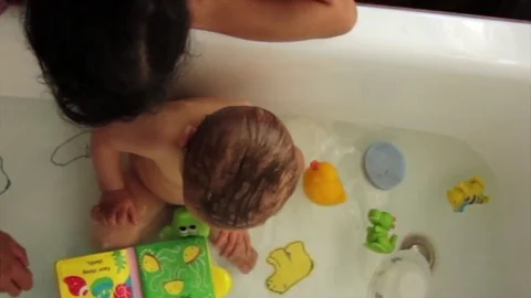 Baby playing in the bath. Video stock 84289751
